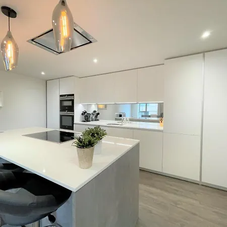 Spectacular 2 Bedroom In Great Location Apartment